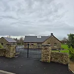Stay-halfway Between And Tralee Casa de hóspedes 3*